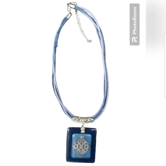 VINTAGE BLUE LUCITE PENDANT WITH SILVERTONED DETAIL  CORD NECKLACE - Picture 3 of 6